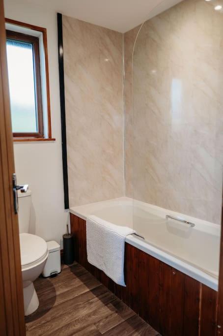 Woodpecker Lodge- A Pet Friendly Rural Retreat Holiday home *