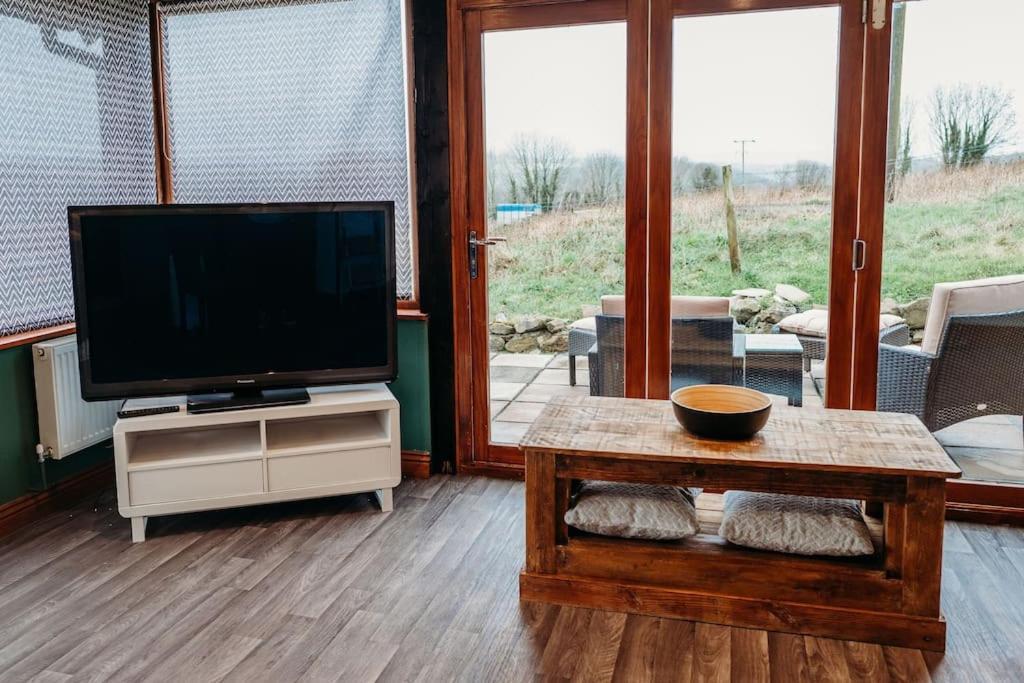 Woodpecker Lodge- A Pet Friendly Rural Retreat Holiday home
