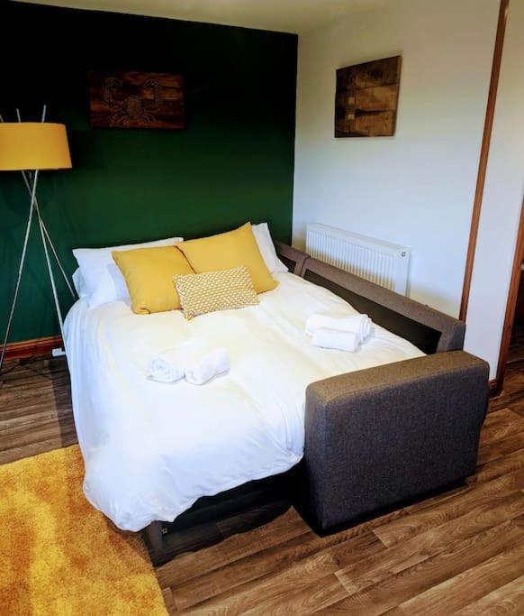 Woodpecker Lodge- A Pet Friendly Rural Retreat