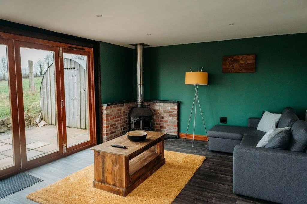 Woodpecker Lodge- A Pet Friendly Rural Retreat *