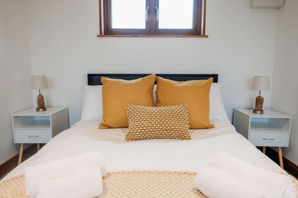Woodpecker Lodge- A Pet Friendly Rural Retreat Holiday home *