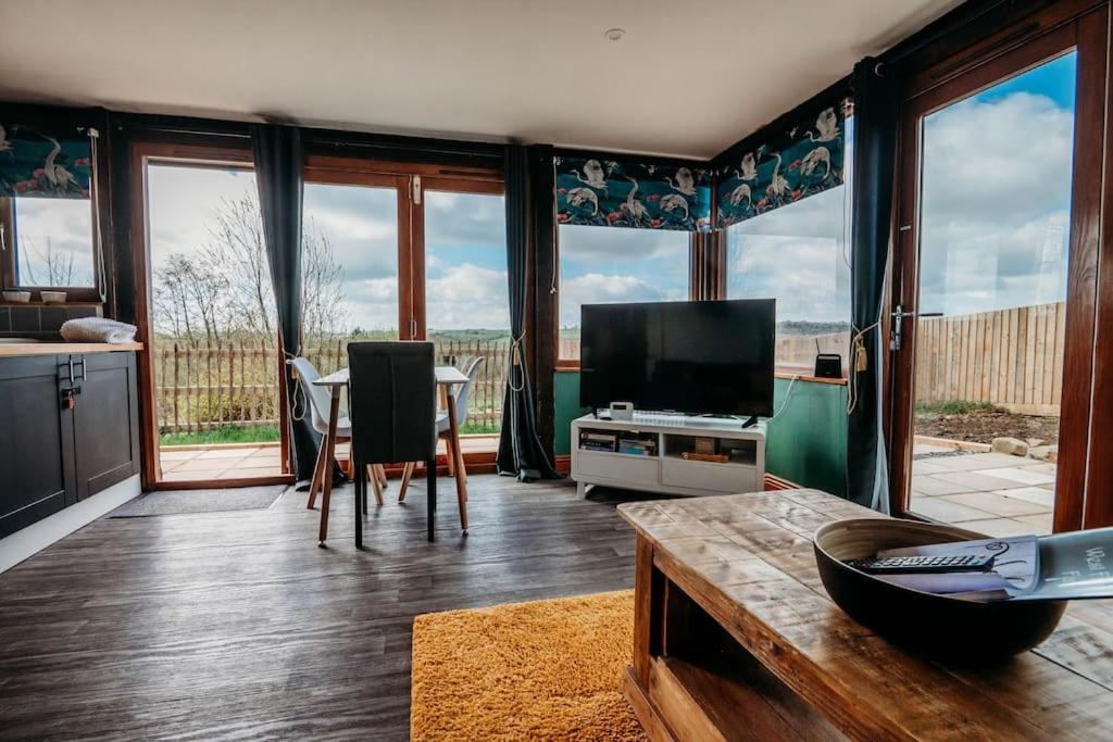 Woodpecker Lodge- A Pet Friendly Rural Retreat Holiday home