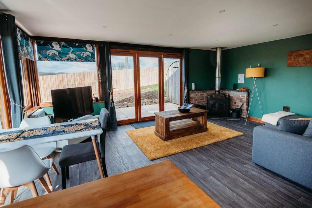 Woodpecker Lodge- A Pet Friendly Rural Retreat